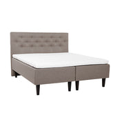 Hiekanväriset Hilding Feel -runkopatjat hiilenmustilla 23 cm korkeilla Royal -tammijaloilla ja yhtenäisellä 180 x 200 cm Hilding Hybrix Air Coolmax -sijauspatjalla. Kuvan Feel -sängynpääty myydään erikseen.