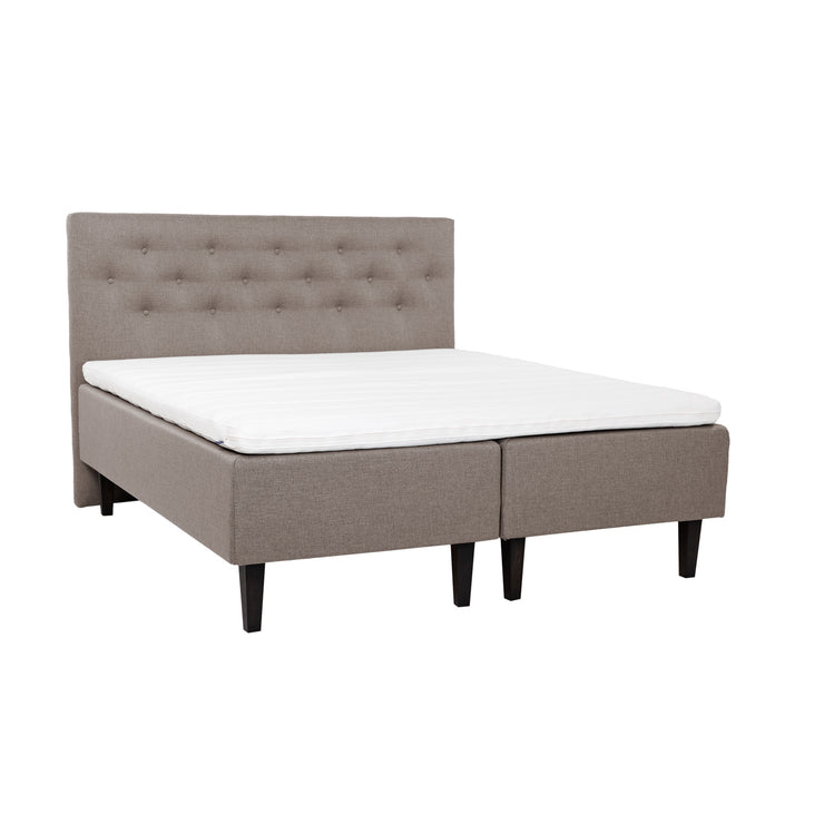 Hiekanväriset Hilding Feel -runkopatjat hiilenmustilla 23 cm korkeilla Royal -tammijaloilla ja yhtenäisellä 180 x 200 cm Hilding Hybrix Air Coolmax -sijauspatjalla. Kuvan Feel -sängynpääty myydään erikseen.