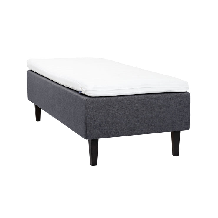 Antrasiitinvärinen Hilding Feel -runkopatja 90 x 200 cm hiilenmustilla 23 cm Royal -tammijaloilla ja Hybrix Air Coolmax -sijauspatjalla.