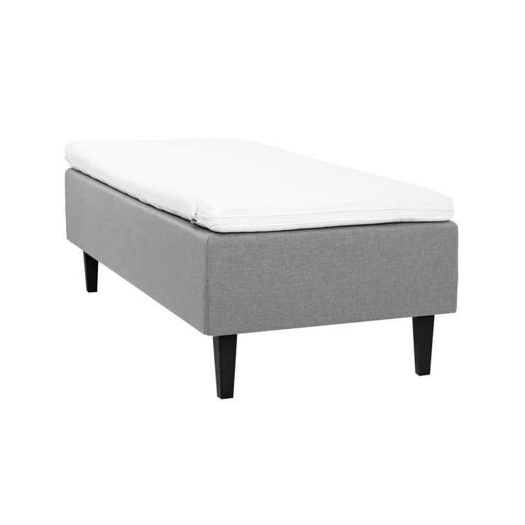 Harmaa Hilding Feel -runkopatja 80 x 200 cm hiilenmustilla 23 cm Royal -tammijaloilla ja Hybrix Air Coolmax -sijauspatjalla.