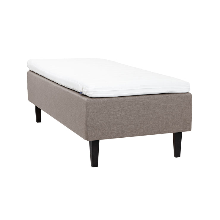 Hiekanvärinen Hilding Feel -runkopatja 90 x 200 cm hiilenmustilla 23 cm Royal -tammijaloilla ja Hybrix Air Coolmax -sijauspatjalla.