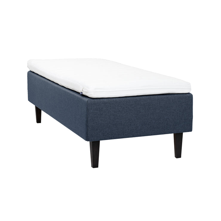 Sininen Hilding Feel -runkopatja 80 x 200 cm hiilenmustilla 23 cm Royal -tammijaloilla ja Hybrix Air Coolmax -sijauspatjalla.