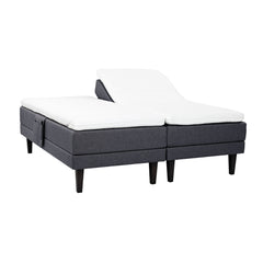 Antrasiitinväriset Hilding Feel Ergo -moottorisängyt 90 x 200 cm hiilenmustilla 23 cm korkeilla Royal -tammijaloilla ja erillisillä Hilding Ergo -sijauspatjoilla. Kuvan tarviketasku myydään erikseen.