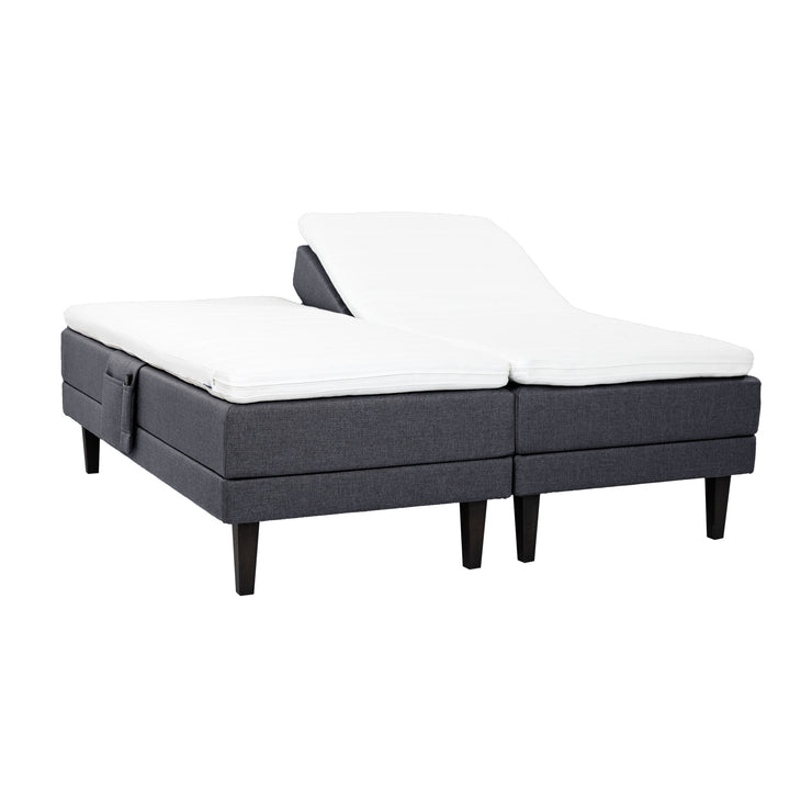 Antrasiitinväriset Hilding Feel Ergo -moottorisängyt 90 x 200 cm hiilenmustilla 23 cm korkeilla Royal -tammijaloilla ja erillisillä Hilding Ergo -sijauspatjoilla. Kuvan tarviketasku myydään erikseen.