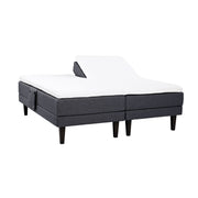 Antrasiitinväriset Hilding Feel -moottorisängyt hiilenmustilla 23 cm korkeilla Royal -tammijaloilla ja yhtenäisellä osittain halkaistulla 160 x 200 cm Hybrix Air Coolmax Split -sijauspatjalla. Kuvan tarviketasku myydään erikseen.