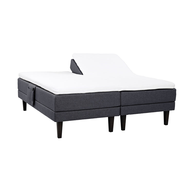 Antrasiitinväriset Hilding Feel -moottorisängyt hiilenmustilla 23 cm korkeilla Royal -tammijaloilla ja yhtenäisellä osittain halkaistulla 160 x 200 cm Hybrix Air Coolmax Split -sijauspatjalla. Kuvan tarviketasku myydään erikseen.