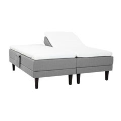 Harmaat Hilding Feel Ergo -moottorisängyt 90 x 200 cm hiilenmustilla 23 cm korkeilla Royal -tammijaloilla ja erillisillä Hilding Ergo -sijauspatjoilla. Kuvan tarviketasku myydään erikseen.