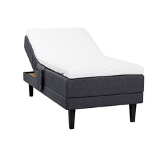 Antrasiitinvärinen Hilding Feel Ergo -moottorisänky 90 x 200 cm hiilenmustilla 23 cm korkeilla Royal -tammijaloilla ja Hilding Ergo -sijauspatjalla. Kuvan tarviketasku myydään erikseen.