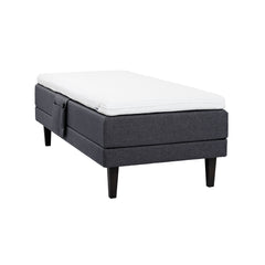 Antrasiitinvärinen Hilding Feel Ergo -moottorisänky 90 x 200 cm hiilenmustilla 23 cm korkeilla Royal -tammijaloilla ja Hilding Ergo -sijauspatjalla. Kuvan tarviketasku myydään erikseen.