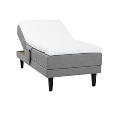 Harmaa Hilding Feel Ergo -moottorisänky 90 x 200 cm hiilenmustilla 23 cm korkeilla Royal -tammijaloilla ja Hilding Ergo -sijauspatjalla. Kuvan tarviketasku myydään erikseen.
