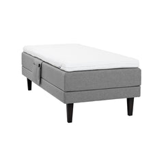 Harmaa Hilding Feel Ergo -moottorisänky 90 x 200 cm hiilenmustilla 23 cm korkeilla Royal -tammijaloilla ja Hilding Ergo -sijauspatjalla. Kuvan tarviketasku myydään erikseen.