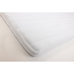 Kuvassa on Hilding Hybrix Air Coolmax Split -sijauspatjan kulma. Petauspatjan pinta on myötäilevää ja hengittävää polyesterijoustokangasta ja pehmeää vanua.