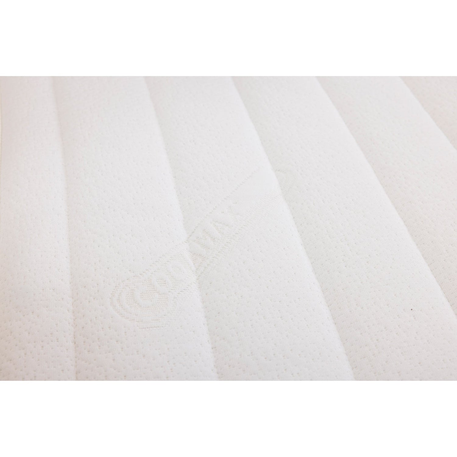 Hilding Hybrix Air Coolmax Split -sijauspatjan pinta on myötäilevää ja hengittävää polyesterijoustokangasta ja pehmeää vanua.