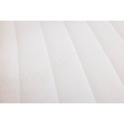 Hilding Hybrix Air Coolmax Split -sijauspatjan pinta on myötäilevää ja hengittävää polyesterijoustokangasta ja pehmeää vanua.