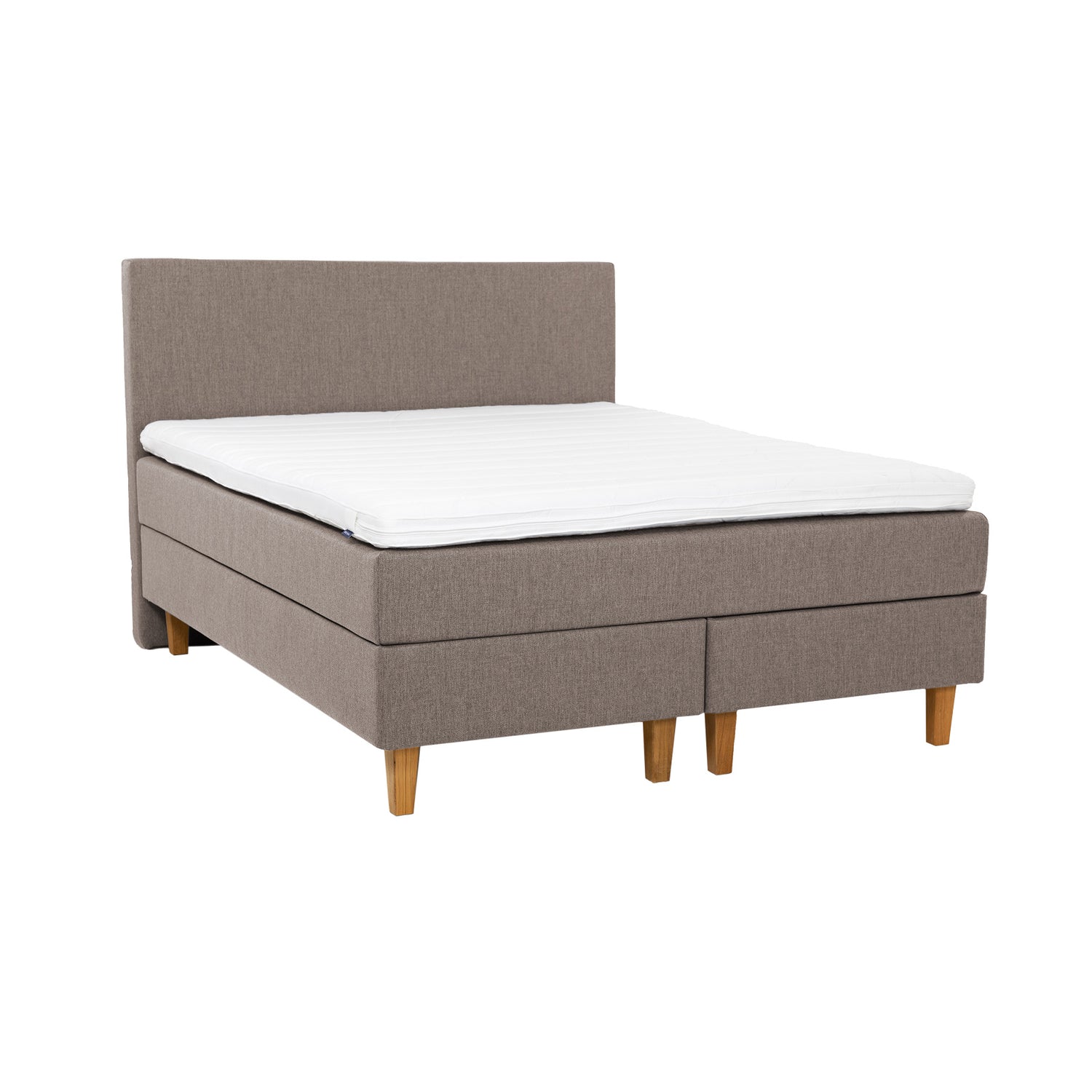 Hiekanvärinen Hilding Original Solid -jenkkisänky 160 x 200 cm luonnonvärisillä 18 cm korkeilla Royal-tammijaloilla ja yhtenäisellä profiloidulla kimmovaahtosijauspatjalla. Kuvan Original -sängynpääty myydään erikseen.