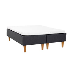 Antrasiitinväriset Hilding Original -runkopatjat luonnonvärisillä 23 cm korkeilla Royal -tammijaloilla ja yhtenäisellä 160 x 200 cm profiloidulla Hilding -kimmovaahtosijauspatjalla.
