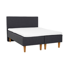 Antrasiitinväriset Hilding Original -runkopatjat luonnonvärisillä 23 cm korkeilla Royal -tammijaloilla ja yhtenäisellä 180 x 200 cm profiloidulla Hilding -kimmovaahtosijauspatjalla. Kuvan Original -sängynpääty myydään erikseen.