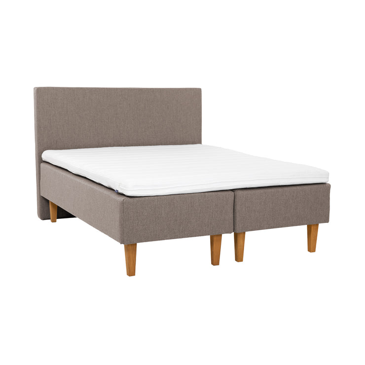 Hiekanväriset Hilding Original -runkopatjat luonnonvärisillä 23 cm korkeilla Royal -tammijaloilla ja yhtenäisellä 180 x 200 cm profiloidulla Hilding -kimmovaahtosijauspatjalla. Kuvan Original -sängynpääty myydään erikseen.