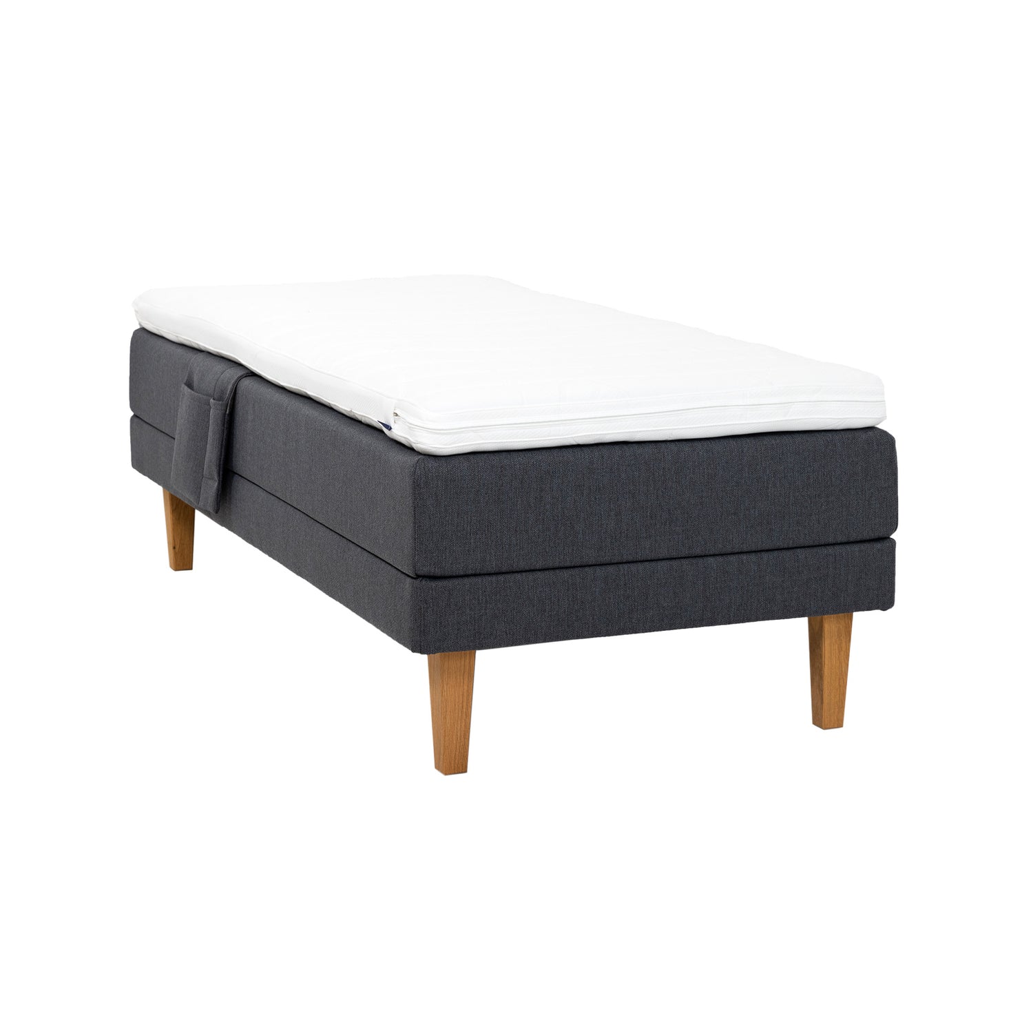 Antrasiitinvärinen Hilding Original -moottorisänky 80 x 200 cm luonnonvärisillä 23 cm korkeilla Royal -tammijaloilla ja profiloidulla kimmovaahtosijauspatjalla. Kuvan tarviketasku myydään erikseen.