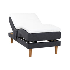 Antrasiitinvärinen Hilding Original -moottorisänky 80 x 200 cm luonnonvärisillä 23 cm korkeilla Royal -tammijaloilla ja profiloidulla kimmovaahtosijauspatjalla. Kuvan tarviketasku myydään erikseen.