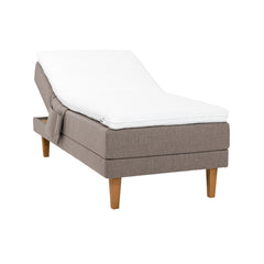 Hiekanvärinen Hilding Original -moottorisänky 80 x 200 cm luonnonvärisillä 23 cm korkeilla Royal -tammijaloilla ja profiloidulla kimmovaahtosijauspatjalla. Kuvan tarviketasku myydään erikseen.