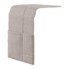 Hilding -tarviketasku beigenvärisenä. Tarviketaskuun voi laittaa esimerkiksi moottorisängyn kaukosäätimen tai matkapuhelimen.