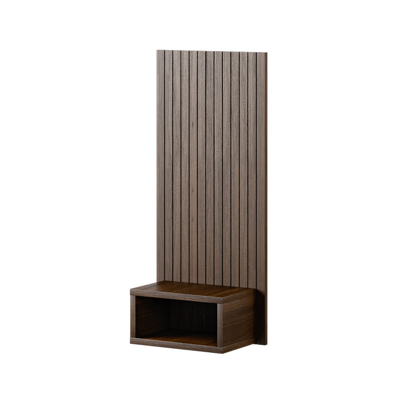 Hilding -yöpöytämoduuli tummanruskeana. Integroitu yöpöytämoduuli on kätevä lisä Hilding-paneelipäätyyn.