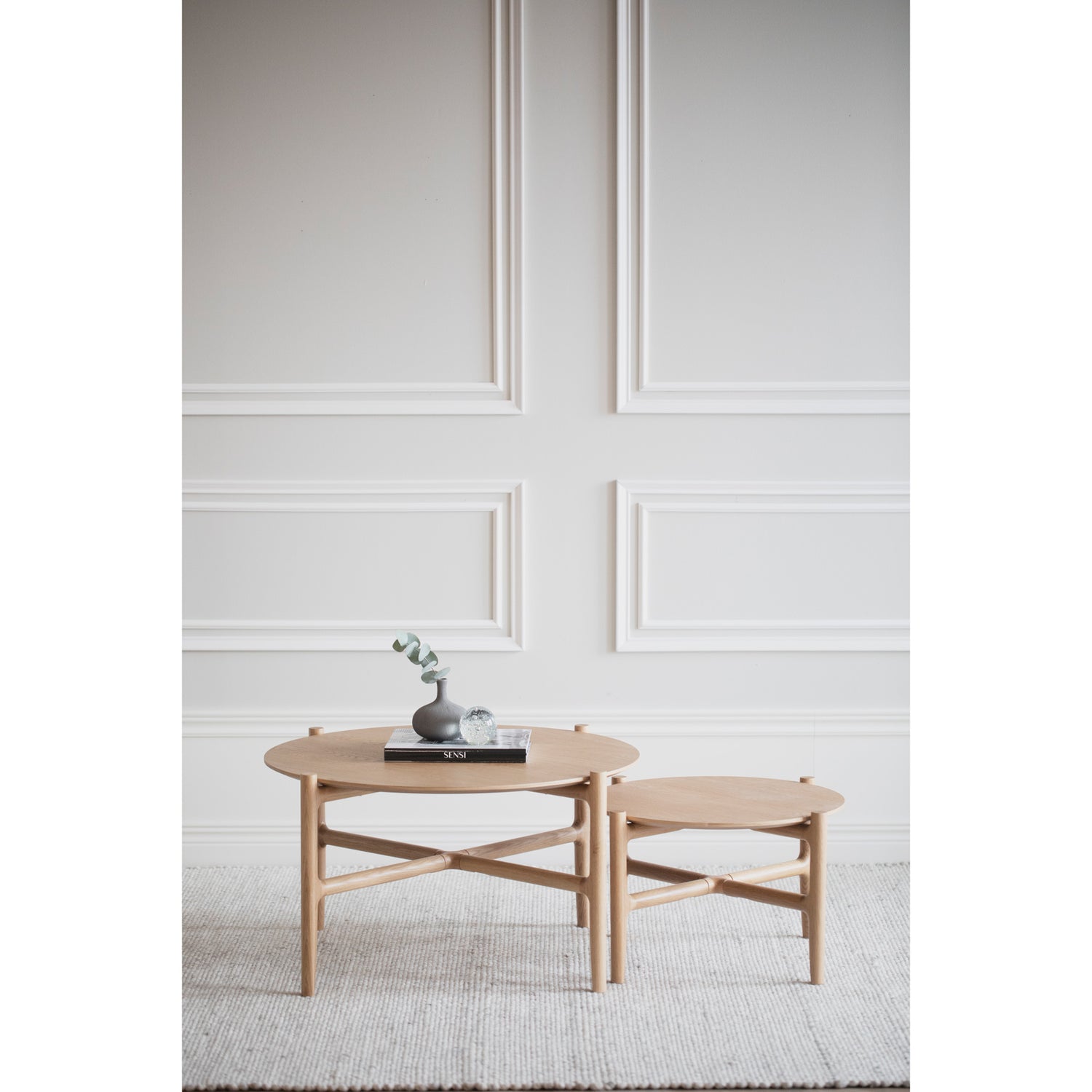 Holton-sohvapöydästä saat kaksiosaisen sarjapöydän yhdistämällä sen pienemmän 55 cm pyöreän sohvapöydän kanssa.