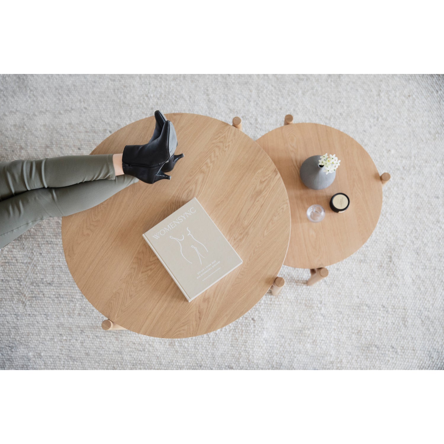 Holton-sohvapöydästä saat kaksiosaisen sarjapöydän yhdistämällä sen isomman 80 cm pyöreän sohvapöydän kanssa.