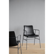Huntingbay-tuoli on saatavana sekä ruskealla että mustalla keinonahkaverhoilulla.