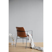 Huntingbay-tuoli ruskealla nahkaverhoilulla on kevyen moderni.