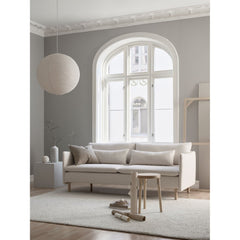 Kuvassa on Idyll-3-istuttava moduulisohva split-tyynyillä ja erikseen myytävällä luonnonvalkoisella Sardinia Ivory 01 -verhoilukankaalla sekä luonnonvärisillä tammijaloilla.