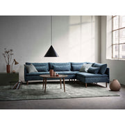 Kuvassa on käytetty Idyll-moduulisohvan vasenta päätyosaa petroolin värisessä Ponza 14 -verhoilukankaalla verhoillussa sohvassa. Sohvassa on savutammijalat.