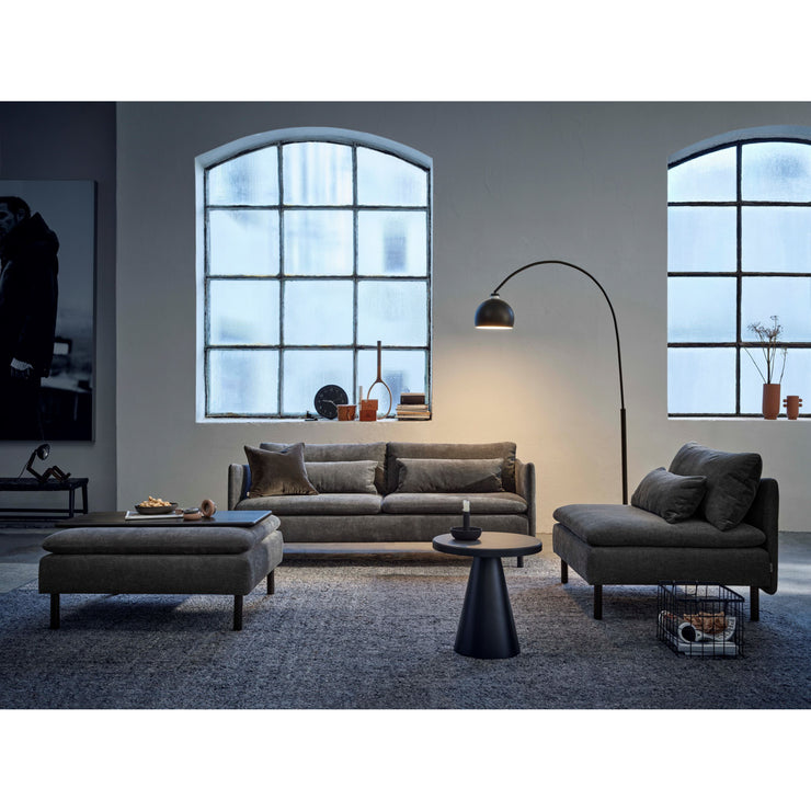 Kuvassa vasemmalla on Idyll-sohvan rahin puukansi isomman 96 x 86 cm rahin päällä. Verhoilukankaana erikseen myytävässä rahissa ja kuvan sohvakalustossa on grafiitinvärinen Ponza Stone 03.