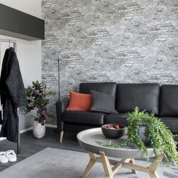 Kuvassa 3 istuttava Ilona-sohva mustalla Leonardo 5201 -nahkaverhoilulla Tuusulan asuntomessuilla 2020. Sohvassa on 15 cm leveät M-15-käsinojat ja 18 cm korkeat vinot puiset kartiojalat. Kuvaaja: Kaisu Jouppi