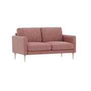 Ilona 2-istuttava sohva roosan värisellä Altamura 113 -kankaalla ja luonnonvärisillä 18 cm korkeilla pyöreäkartiojaloilla.  Kuvan sohvassa on 10 cm leveät KN10-käsinojat.