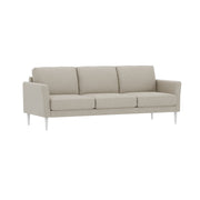 3-istuttava Ilona-sohva beigellä Barcelona 20 -kangasverhoilulla. Kuvan sohvassa on 15 cm leveät KNM15-käsinojat ja 18 cm korkeat puiset valkoiset pyöreäkartiojalat.