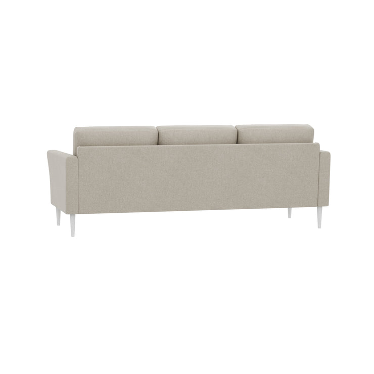 3-istuttava Ilona-sohva beigellä Barcelona 20 -kangasverhoilulla. Kuvan sohvassa on 15 cm leveät KNM15-käsinojat ja 18 cm korkeat puiset valkoiset pyöreäkartiojalat. Ilona-sohva on kauttaaltaan huolellisesti viimeistelty.