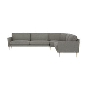 Ilona-kulmasohva harmaanruskealla AC Laviano 248 -kankaalla. Kuvan sohvassa on 15 cm leveät KNM15-käsinojat ja 18 cm korkeat luonnonväriset pyöreäkartiojalat.
