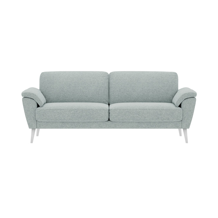 Ilona 2 - 3 istuttava sohva jäänharmaan/mintun värisellä AC Naomi 347 -kankaalla ja valkoisilla 18 cm korkeilla vinoilla pyöreäkartiojaloilla.  Kuvan sohvassa on 17 cm leveät KNT-käsinojat.