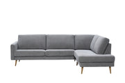 Ilona-kulmadivaani vaaleanharmaalla Alfa 167 -kankaalla. Kuvan sohvassa on 10 cm leveä KN10-käsinoja ja 18 cm korkeat vinot kartiojalat.