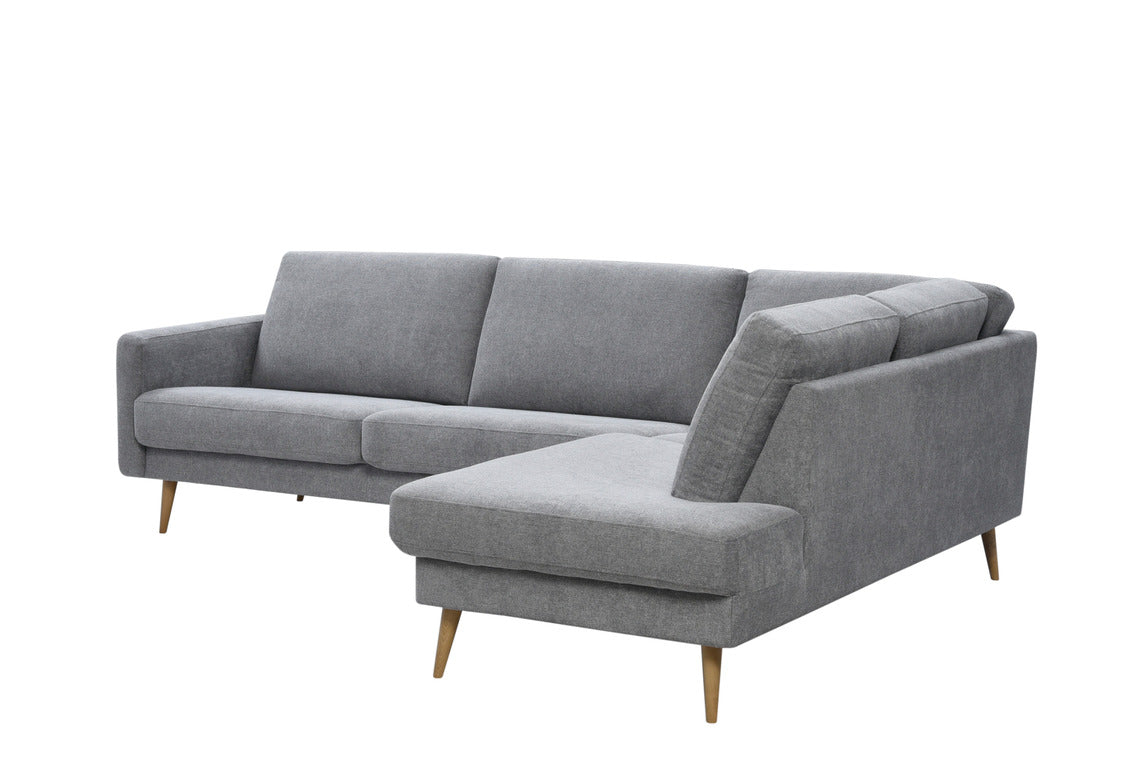 Ilona-kulmadivaani vaaleanharmaalla Alfa 167 -kankaalla. Kuvan sohvassa on 10 cm leveä KN10-käsinoja ja 18 cm korkeat vinot kartiojalat.