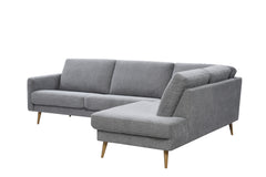 Ilona-kulmadivaani vaaleanharmaalla Alfa 167 -kankaalla. Kuvan sohvassa on 10 cm leveä KN10-käsinoja ja 18 cm korkeat vinot kartiojalat.