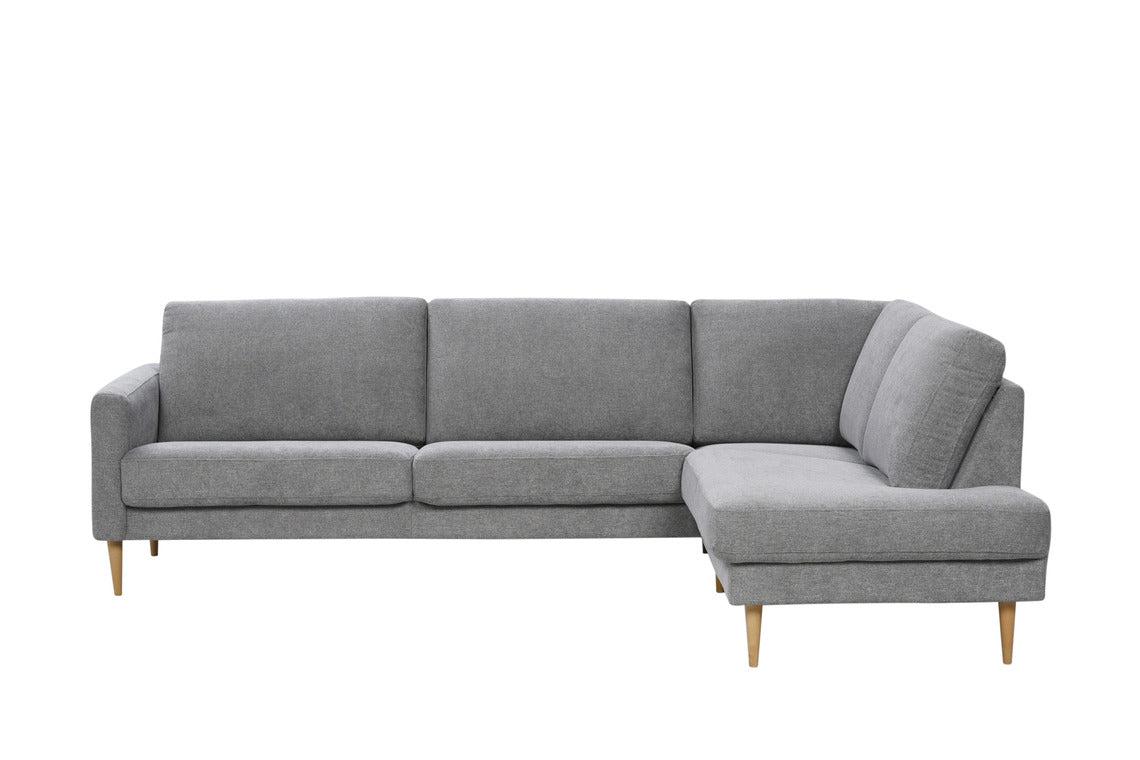 Ilona-kulmadivaani vaaleanharmaalla Alfa 167 -kankaalla. Divaaniosa on edestä katsoen oikealla puolella. Kuvan sohvassa on 10 cm leveä KN10-käsinoja ja 18 cm korkeat suorat kartiojalat.