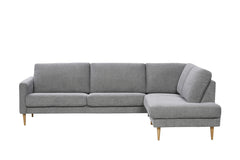 Ilona-kulmadivaani vaaleanharmaalla Alfa 167 -kankaalla. Divaaniosa on edestä katsoen oikealla puolella. Kuvan sohvassa on 10 cm leveä KN10-käsinoja ja 18 cm korkeat suorat kartiojalat.