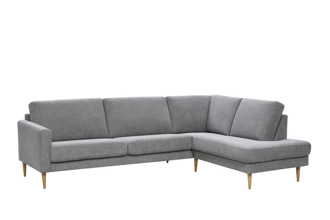 Ilona-kulmadivaani vaaleanharmaalla Alfa 167 -kankaalla. Kuvan sohvassa on 10 cm leveä KN10-käsinoja ja 18 cm korkeat suorat kartiojalat.