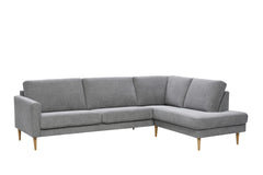 Ilona-kulmadivaani vaaleanharmaalla Alfa 167 -kankaalla. Kuvan sohvassa on 10 cm leveä KN10-käsinoja ja 18 cm korkeat suorat kartiojalat.