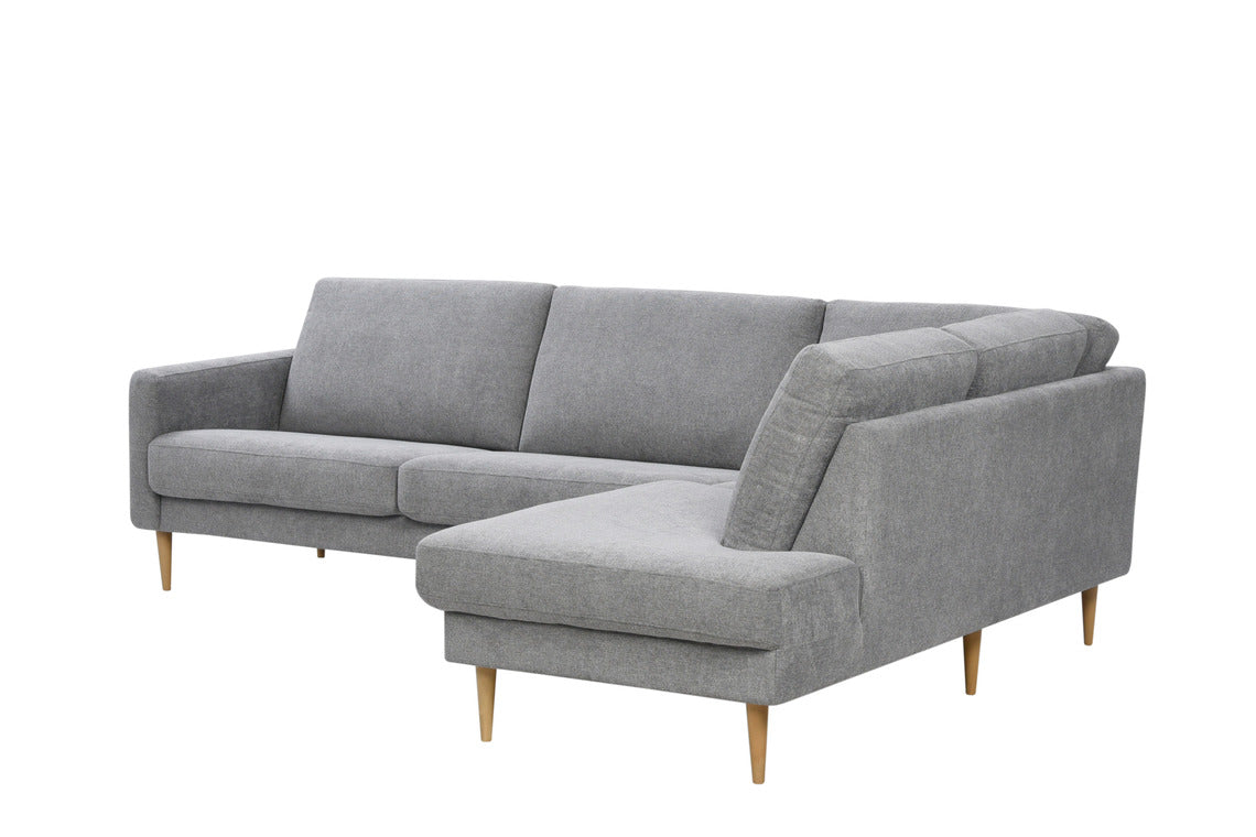 Ilona-kulmadivaani vaaleanharmaalla Alfa 167 -kankaalla. Kuvan sohvassa on 10 cm leveä KN10-käsinoja ja 18 cm korkeat suorat kartiojalat.