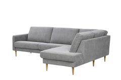 Ilona-kulmadivaani vaaleanharmaalla Alfa 167 -kankaalla. Kuvan sohvassa on 10 cm leveä KN10-käsinoja ja 18 cm korkeat suorat kartiojalat.