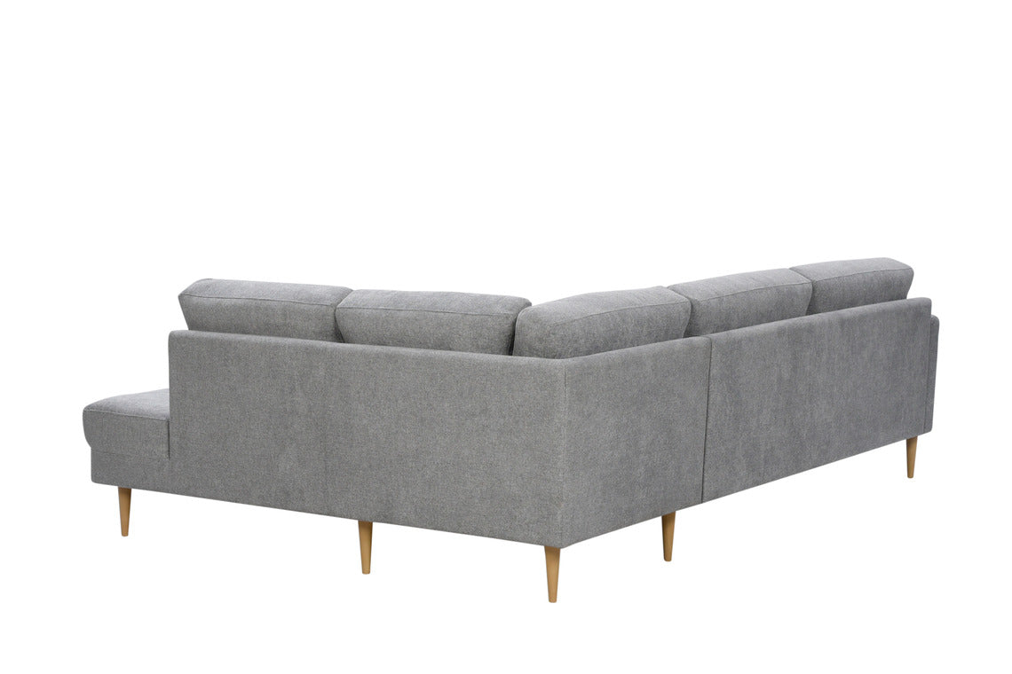 Ilona-kulmadivaani vaaleanharmaalla Alfa 167 -kankaalla. Kuvan sohvassa on 10 cm leveä KN10-käsinoja ja 18 cm korkeat suorat kartiojalat.